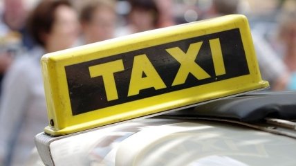 Таксист в Киеве превратил авто с пассажиром в груду металла