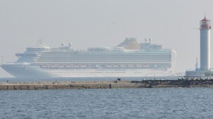 Один из крупнейших лайнеров Британии "AZURA" в Одессе (фото)