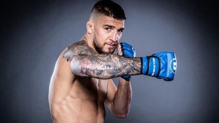 Bellator 244: украинец Амосов заставил сдаться Леммингера после кровавого раунда (Видео)