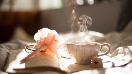 Диетологи рассказали, как может вредить привычка пить чай с сахаром