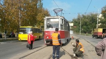 В Мариуполе трамвай с пассажирами "вылетел" с рельсов