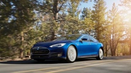 Компания Tesla представила модель начального уровня Model S 70D