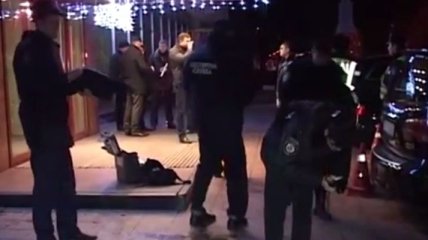 МВД: Неизвестный бросил взрывчатку в нардепов, ранен милиционер