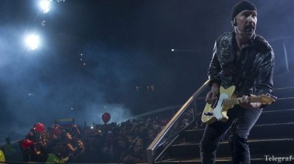 Гитарист U2 упал со сцены во время концерта