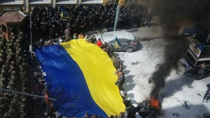 В Киеве под зданием АП автомайдоновцы подожгли бочки с горючим