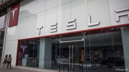 Илон Маск провел экскурсию по заводу Tesla