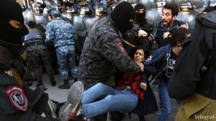 Оппозиция начала блокировать движение на улицах Еревана, есть задержанные