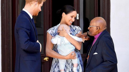 Принц Гарри и Меган Маркл познакомили своего сына Арчи с архиепископом: первые видео малыша