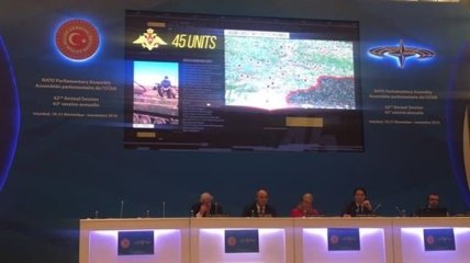 На ассамблее НАТО показали кадровых военных и технику РФ на Донбассе