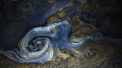 NASA показала снимок мощного шторма на Юпитере