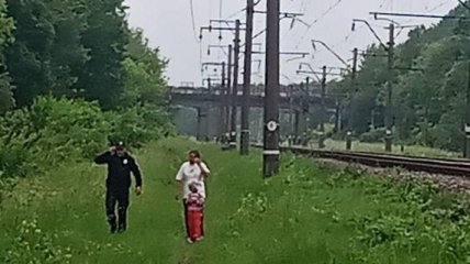 На Житомирщине пьяная женщина с 5-летним ребенком пыталась броситься под поезд 