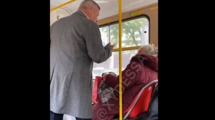 «Бабка, ты рот закрой»: в трамвае в Одессе устроили скандал из-за языка (видео)