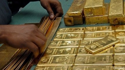 На мировом рынке произошел обвал цен на золото