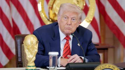 Дональд Трамп с кубком мира по футболу