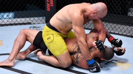 Тейшейра задушил Сантоса в главном бою UFC Fight Night 182 (видео)