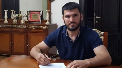 Бетербиев показал, как подписывал контракт на бой с Гвоздиком