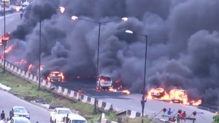 В Нигерии загорелась автоцистерна с топливом, погибли 9 человек (Видео)