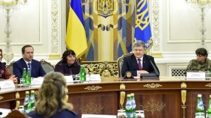 Любви и мира: Президент поздравил украинок