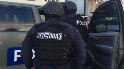 Озброєний чоловік захопив заручників у банку: фото і відео події в Грузії