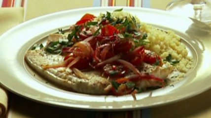 Камбала с томатно-луковым рагу