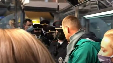 "Я ничего не боюсь": Навального задержали при прохождении погранконтроля