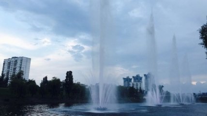 В Киеве на Русановском канале заработали фонтаны
