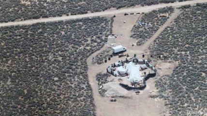 Вооруженные мужчины в США морили голодом в пустыне 11 детей: фото и видео