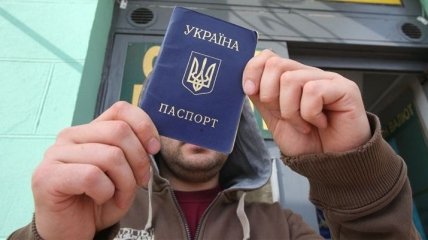 На Буковине недействительные паспорта выбросили на свалку