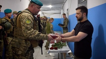 Командир 36 ОБрМП полковник Віктор Сікоза отримує нагороду