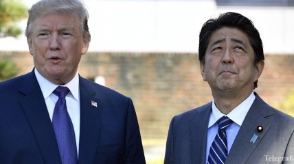 Премьер Японии упал в яму во время игры в гольф с Трампом (Видео)
