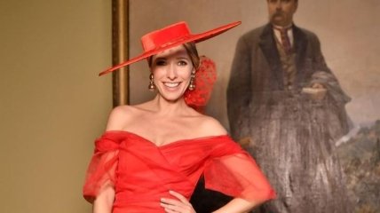 Красное платье и широкополая шляпа: Катя Осадчая в новом ярком образе