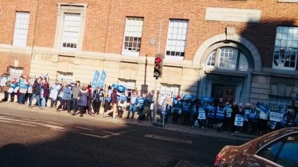 Ирландские медсестры и акушерки вышли на первую из пяти забастовок