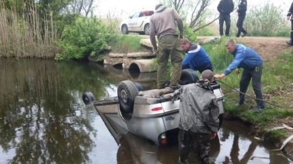 Спасатели доставали из воды упавший с моста Fiat