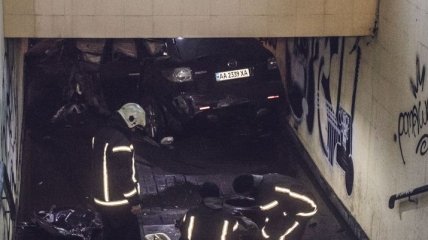 В Киеве автомобиль влетел в подземный переход