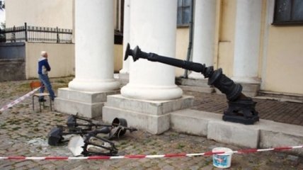 Вандалы сломали старинный фонарь у Воронцовского дворца в Одессе