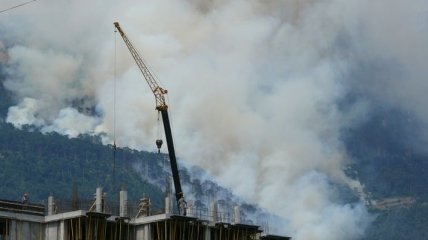 Более 400 человек продолжают тушить пожар в Ялтинском заповеднике