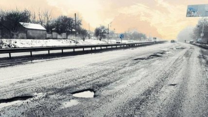 Снег сошел, асфальт - вместе с ним: на трассе Харьков-Киев образовались огромные ямы (фото)