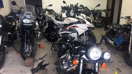 В Черновцах на частном дворе нашли десятки угнанных мотоциклов  