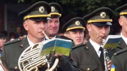 Военные оркестры сыграют в украинских аэропортах в честь "киборгов"