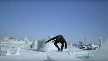 Замораживающее видео трюков фрираннера Джейсона Пола