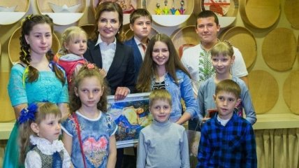 Дети бойцов АТО и Марина Порошенко заполнили "Книгу Мира" в Виннице