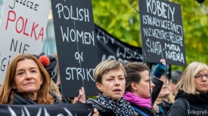 В Польше сотни женщин приняли участие в забастовке