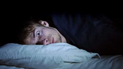 Ученые выяснили, почему люди плохо спят в новых местах