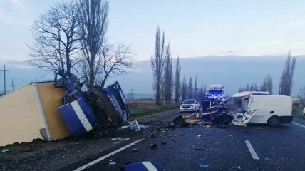 На трассе под Николаевом авто с 6 трупами столкнулось с грузовиком "Укрпочты", есть жертвы: детали, фото и видео ДТП