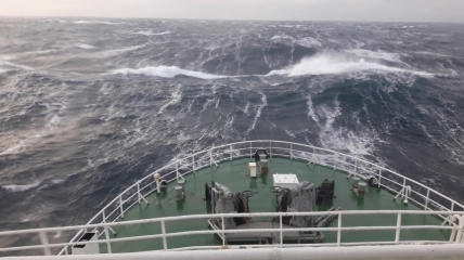 Шторм в Белом море такой силы, что спасательным кораблям пришлось вернуться на берег