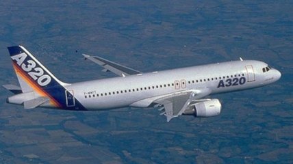 В РФ пассажирский авиалайнер A320 совершил экстренную посадку