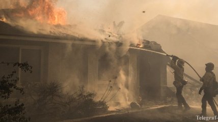 Тысячи людей покинули свои дома из-за масштабного лесного пожара в Калифорнии 