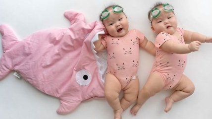 Эти маленькие близнецы покорили мир прелестными костюмчиками (Фото)