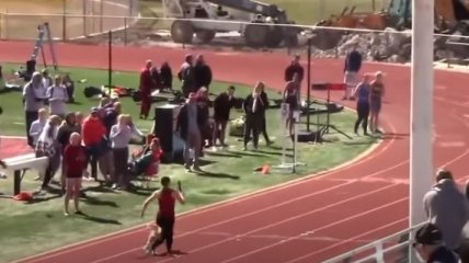 Главная звезда соревнований: в США пес прорвался на стадион и выиграл забег у спринтера (видео)