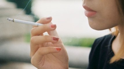 ВООЗ попереджає, що паління сприяє розвитку важких форм COVID-19